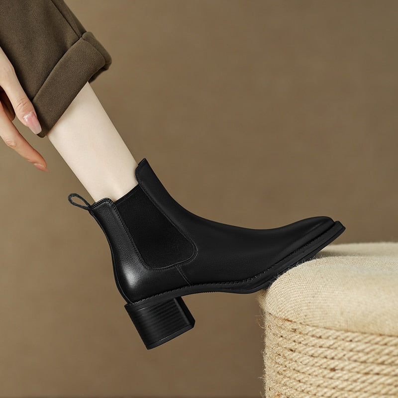 Bota Feminina Chelsea Cano Curto de Couro Legítimo