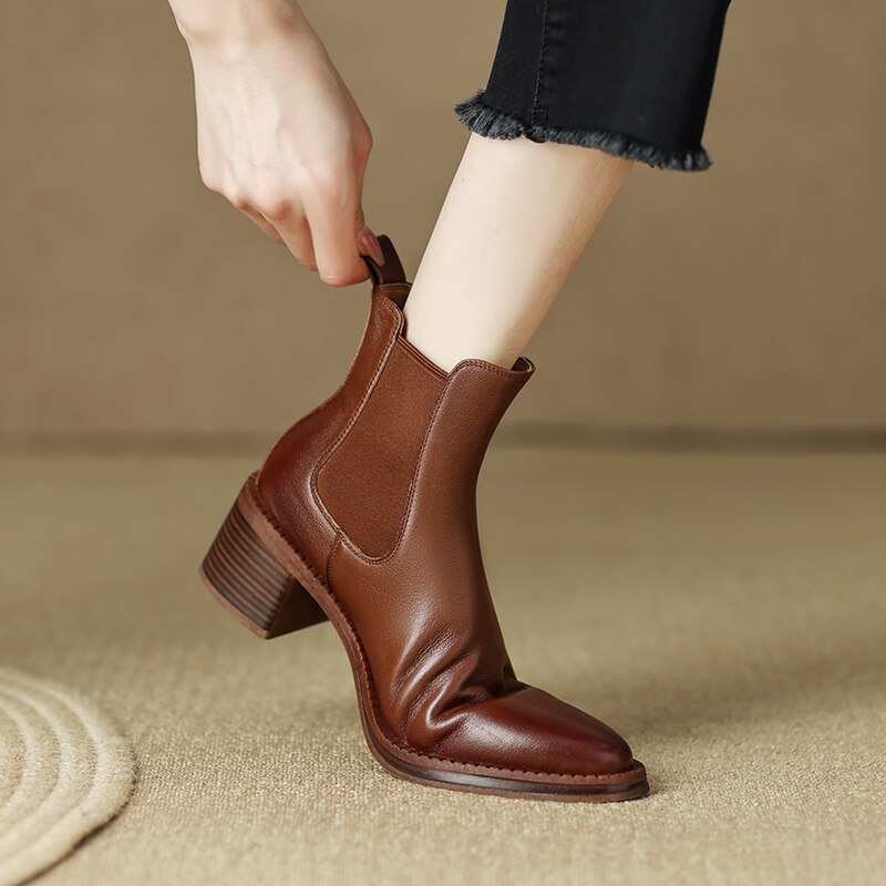 Bota Feminina Chelsea Cano Curto de Couro Legítimo