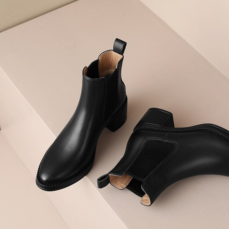 Bota Feminina Chelsea Cano Curto de Couro Legítimo