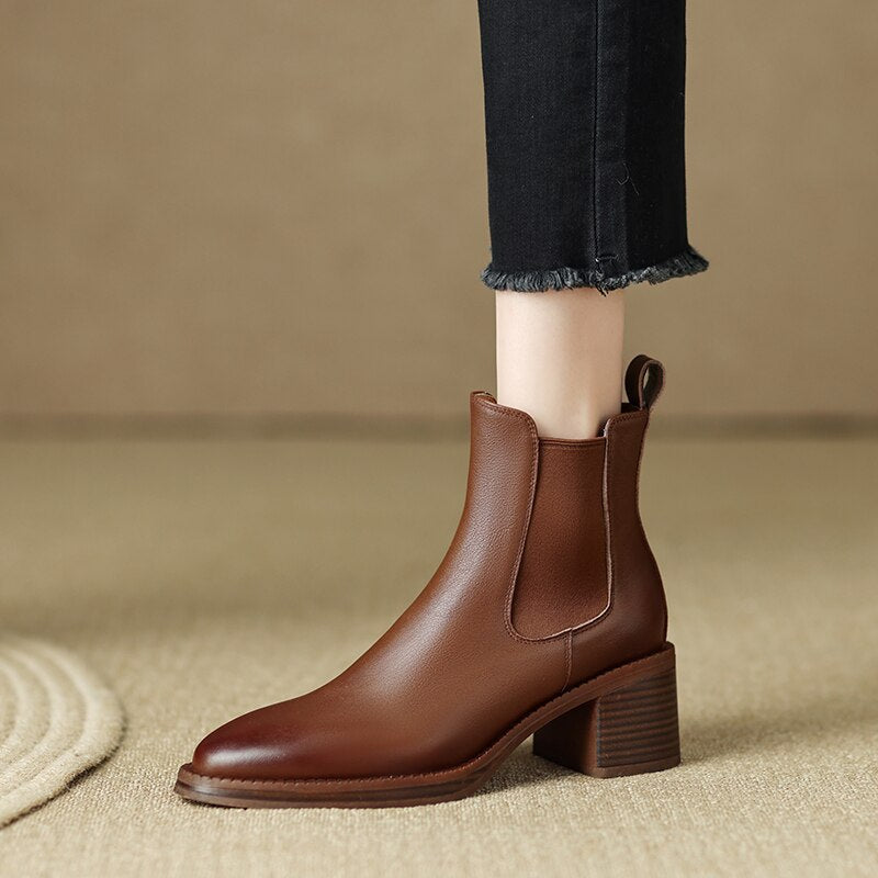 Bota Feminina Chelsea Cano Curto de Couro Legítimo
