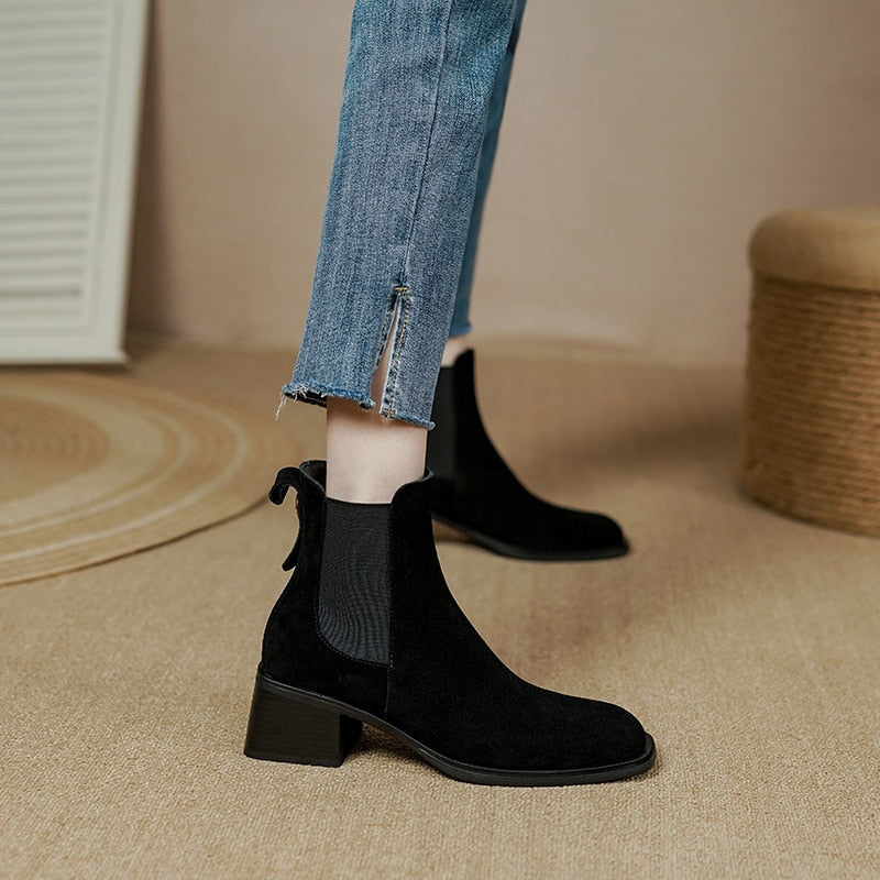 Bota Feminina Haia de Couro Suede e Cano Curto