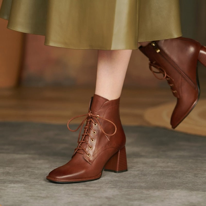 Bota Feminina Chester de Couro com Zíper