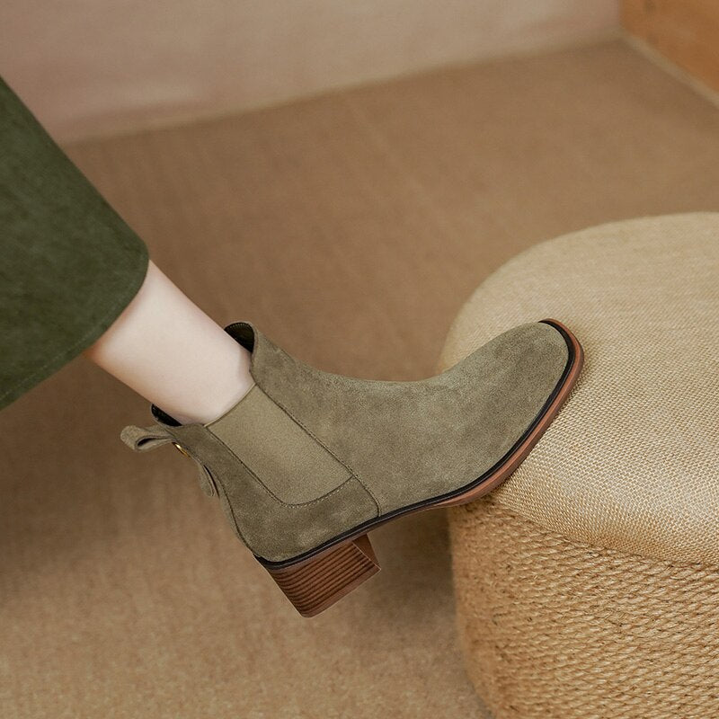 Bota Feminina Haia de Couro Suede e Cano Curto
